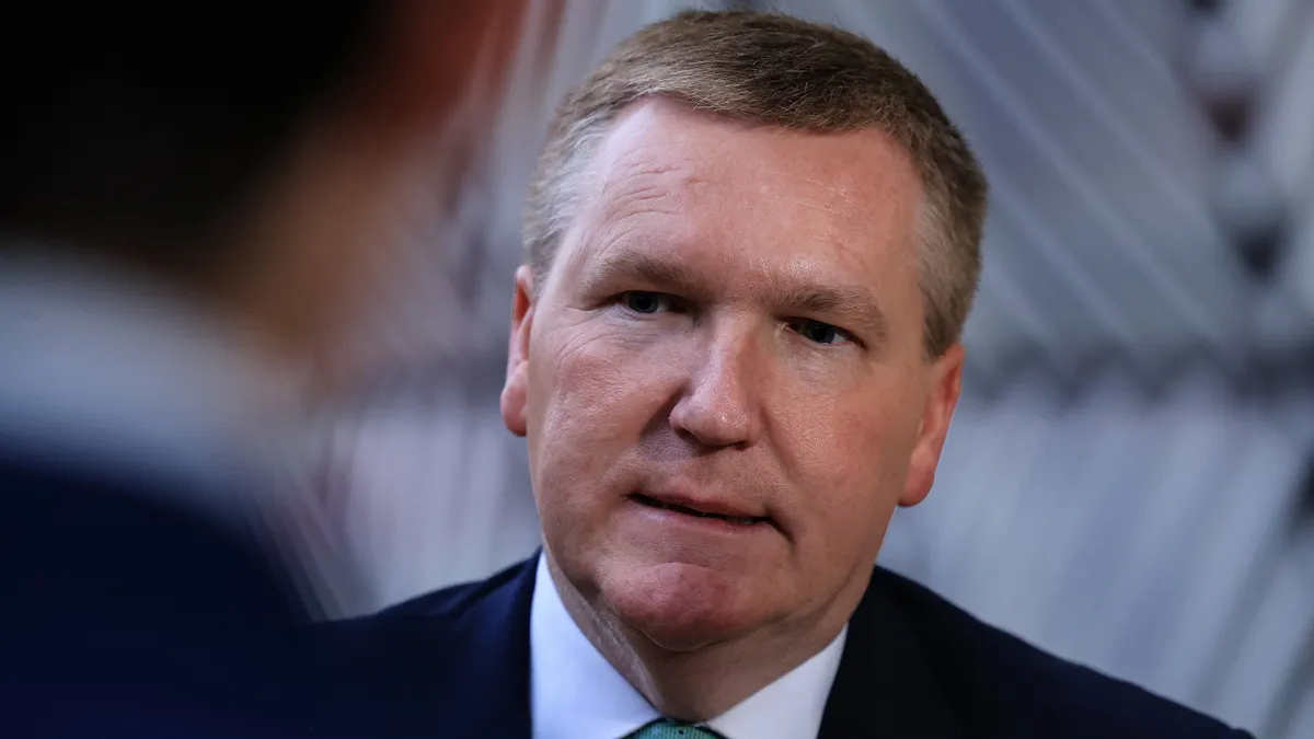 Michael McGrath : les entreprises « ne craignent pas assez » le droit des consommateurs